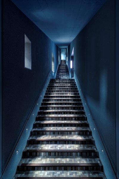Bild vergrössern: Blaue Treppe im Romantik-Museum, die sich nach oben hin stark verjüngt