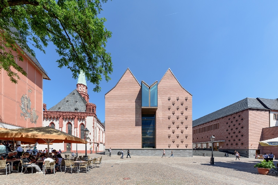 Bild vergrössern: Der neue Eingang und die Neubauten des Historischen Museums vom Römer aus fotografiert mit Café links im Vordergrund und Kirche links hinten