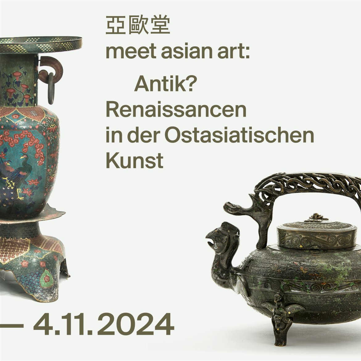 Bild vergrössern: Schriftzug zur Ausstellung, links im Anschnitt eine asiatische Vase, rechts eine Kanne