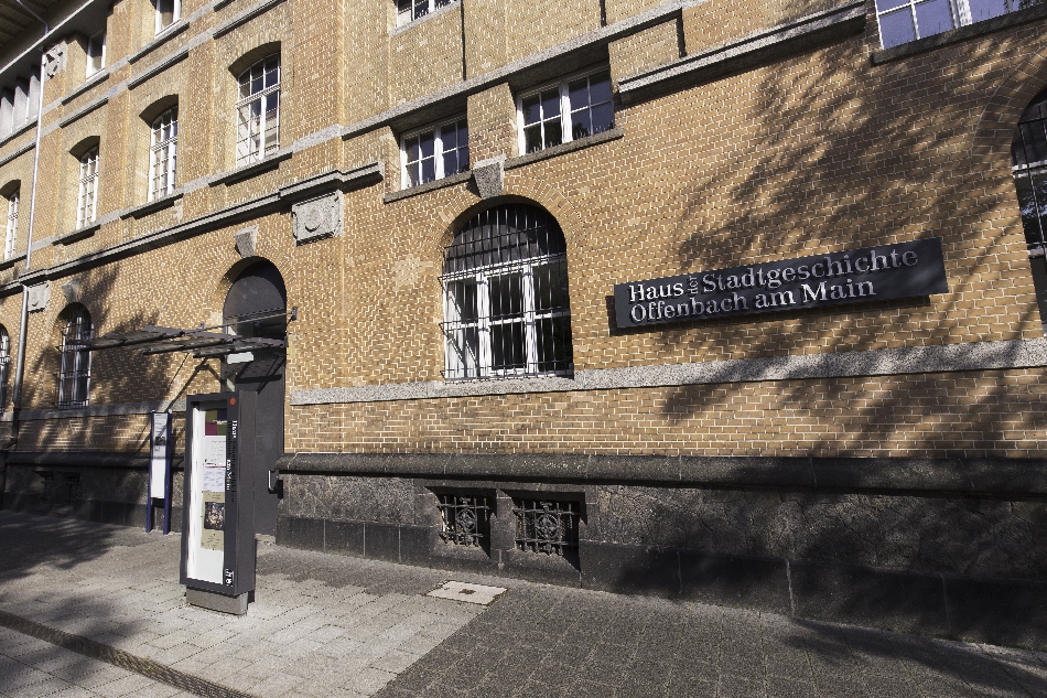 Enlarge image: Eingang zum Haus der Stadtgeschichte mit Informationssäule im Vordergrund links