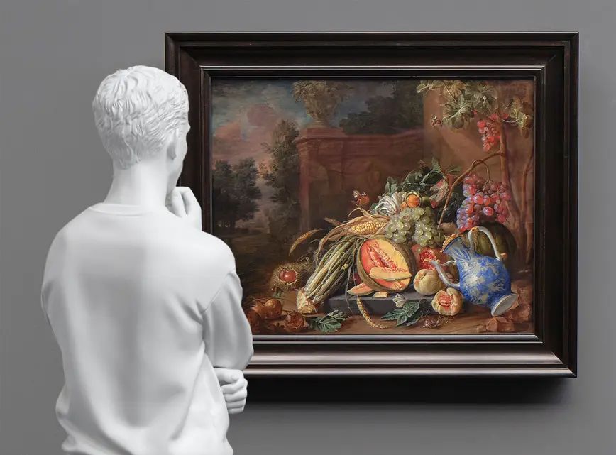 Bild vergrössern: Altes Gem&auml;lde eines Stilllebens mit Obst und Gem&uuml;se und einer wei&szlig;en Skulptur davor, die wie ein Mann aussieht, der sich das Gem&auml;lde anschaut