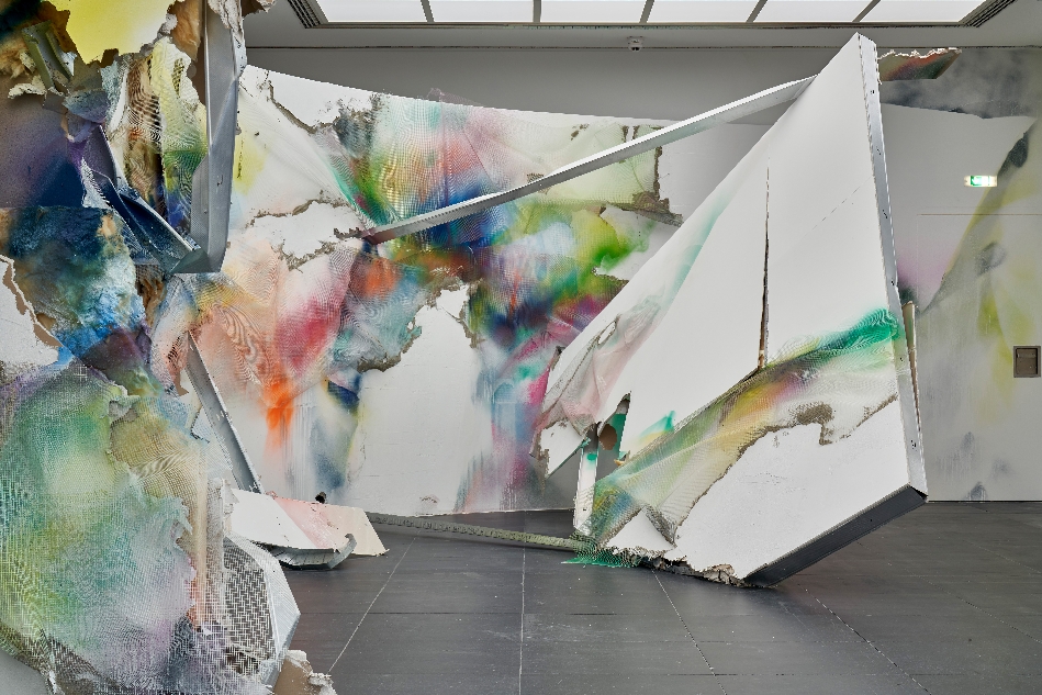 Installation mit großen zerstörten teilweise bunt bemalten Wänden im Kunstverein