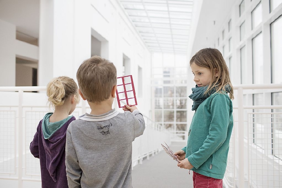 Drei Kinder im Aufgang des Museums für Angewandte Kunst