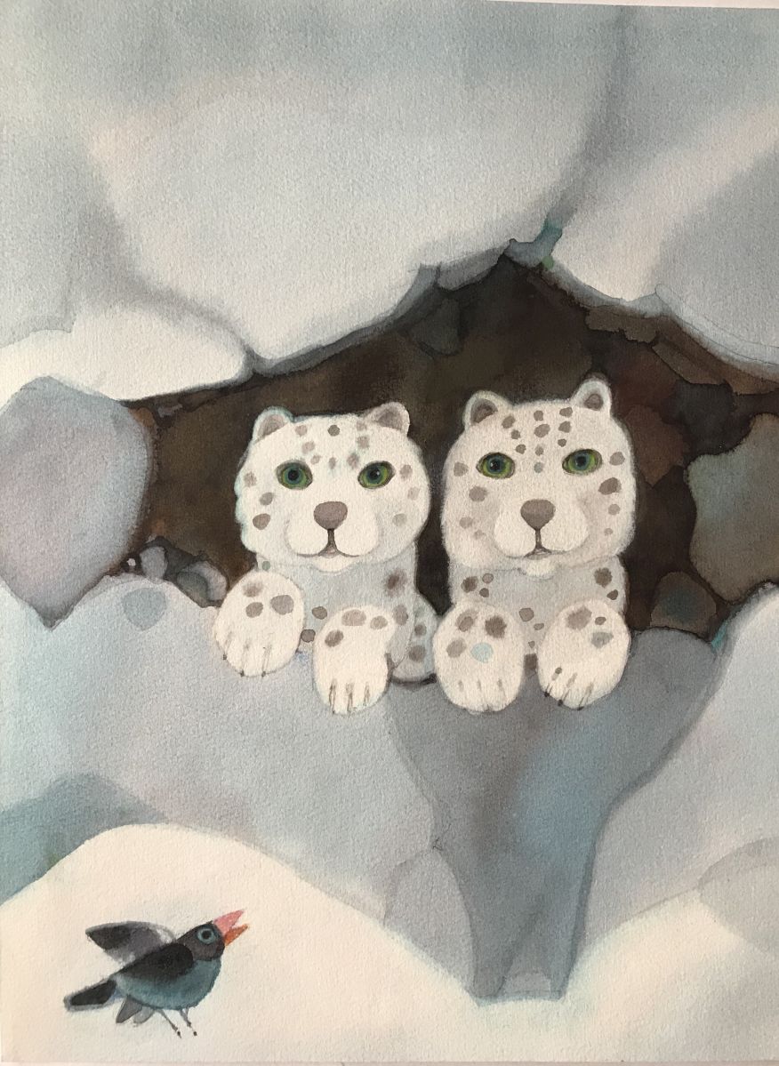 Bild vergrössern: Aquarell, auf dem zwei kleine Schneeleoparden aus einem Loch im Schnee schauen, vor Ihnen ein Vögelchen