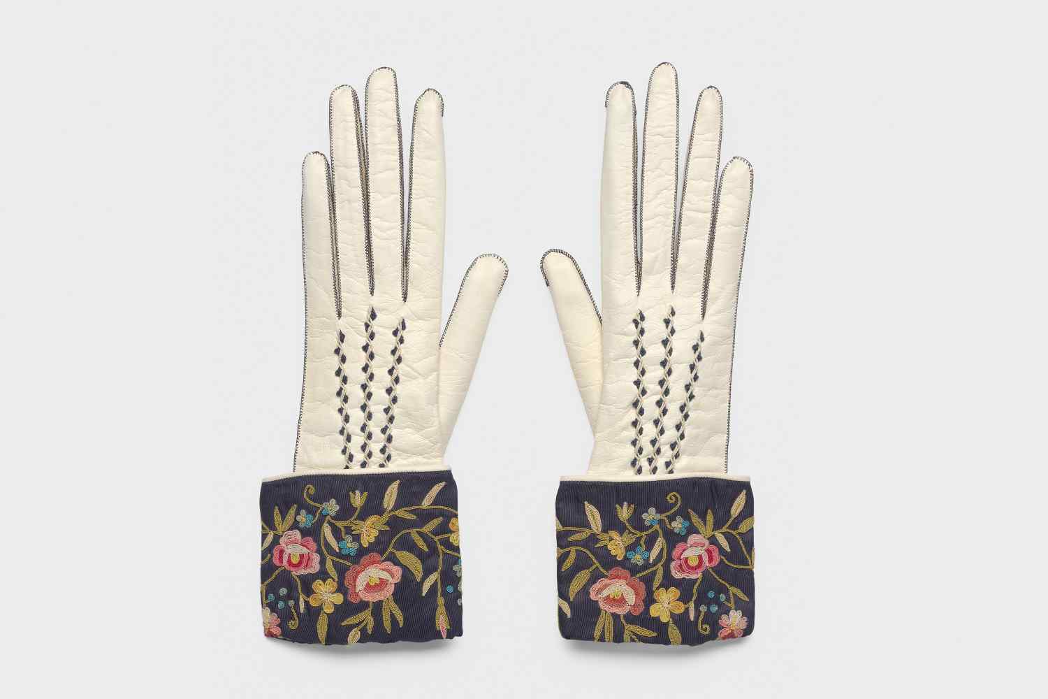 Enlarge image: weiße Handschuhe mit Seiden-Stulpen mit Blumenmuster auf grauem Hintergrund
