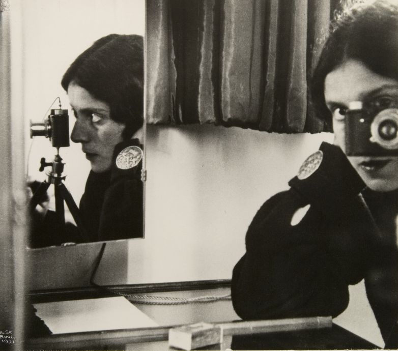 Bild vergrössern: Schwarz-Weiß-Fotografie einer Frau, die sich im Spiegel selbst fotografiert
