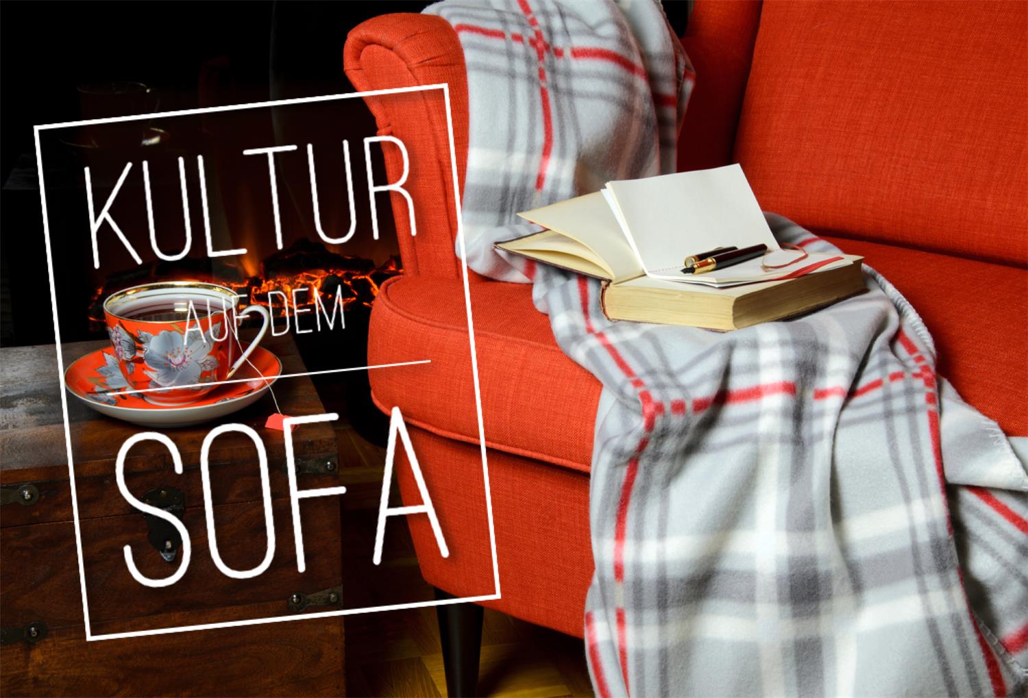 Sofa mit Decke und aufgeschlagenem Buch und dem Schriftzug &quot;Kultur auf dem Sofa&quot;