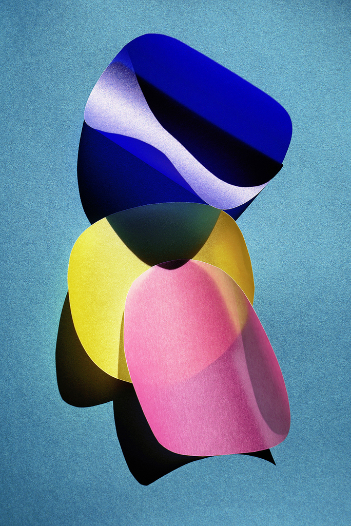 Bild vergrössern: Ein blauer, ein gelber und ein rosa Kreis aus leicht gewelltem Transparentpapier liegen überlappend auf hellblauem Untergrund und werfen Schatten