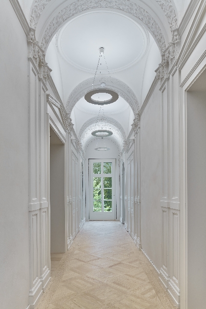 Bild vergrössern: Weiß gestrichenen Gang des Rothschildpalais', Sitz des Jüdischen Museums