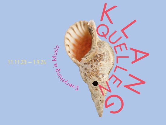 Enlarge image: Eine Muschel einer Meeresschnecke um die herum der Titel und die Daten der Ausstellung gesetzt sind auf hellblauem Grund