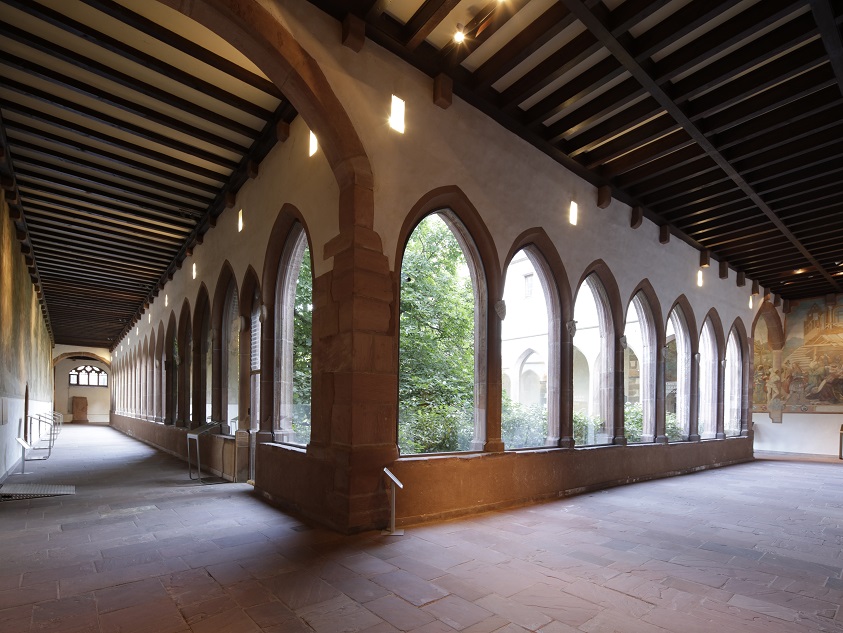 Zwei Seitengänge des Kreuzgangs im Karmeliterkloster, Sitz des Instituts für Stadtgeschichte