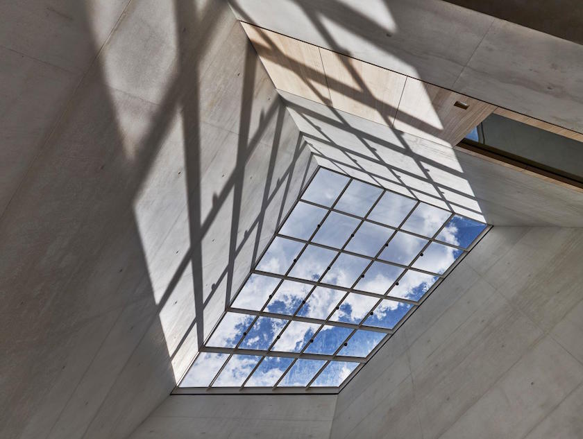 Enlarge image: Atrium des Jüdischen Museums von unten nach oben durch die Deckenfenster fotografiert