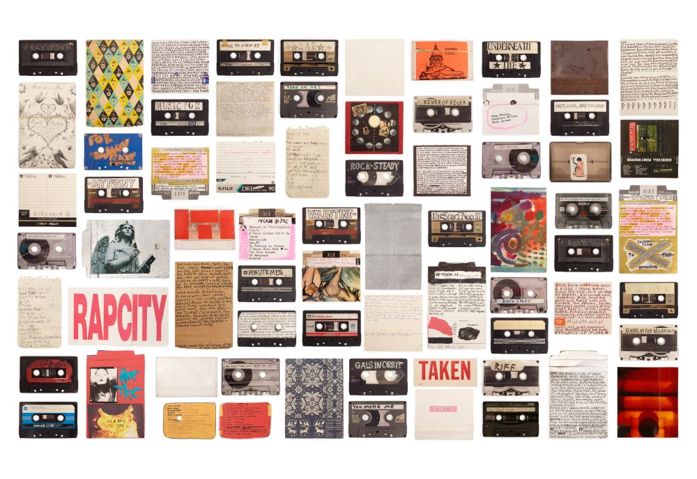 Bild vergrössern:  Kassetten, handschriftliche Zettel und Bildchen nebeneinander gelegt 