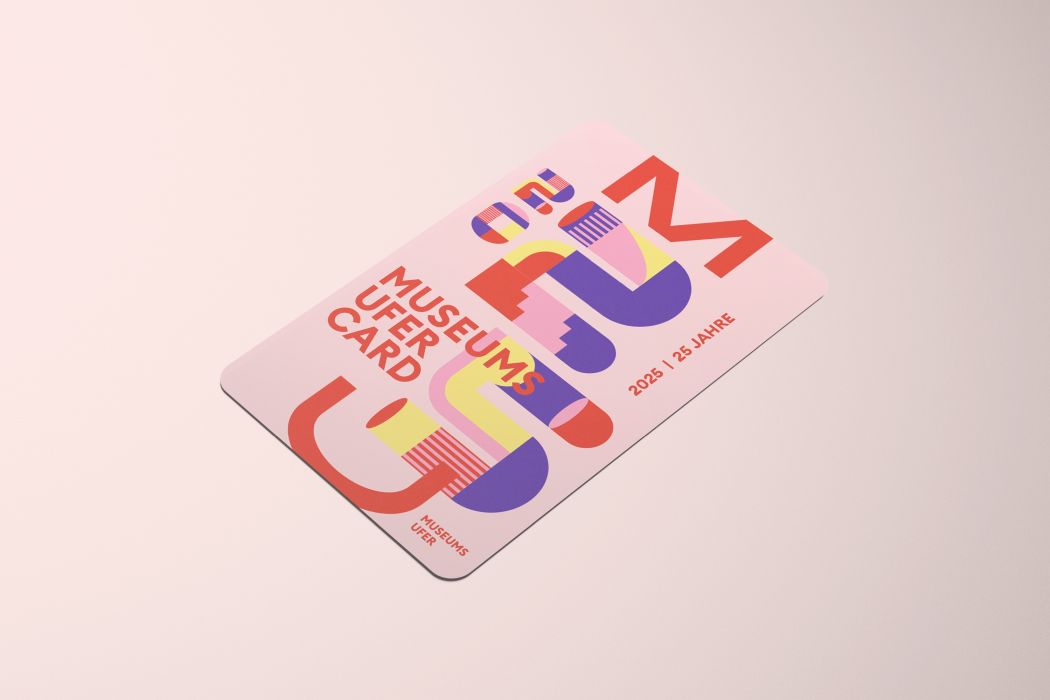 Die rosa MuseumsuferCard mit dem Aufdruck zum 25. Jubiläum mit einer bunten, kleinen Zahl 20 und einer großen 25 der Karte liegt auf rosa Untergrund