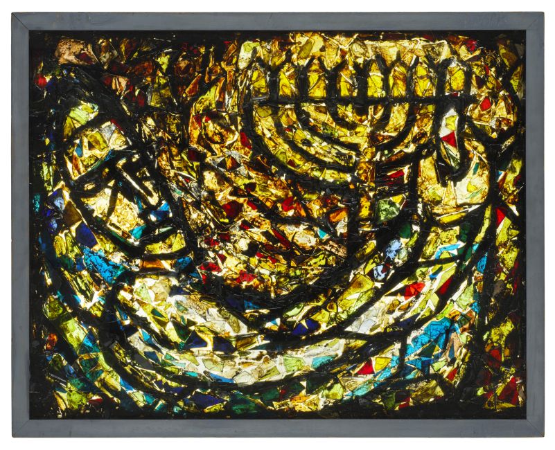 Buntes Mosaik aus Glasscherben, das einen Mann zeigt und einen Chanukka-Leuchter