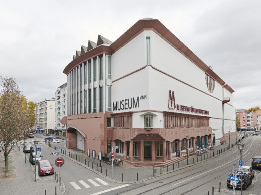 Bild vergrössern: Gebäude mit dem Eingang des MUSEUM MMK und den umgebenden Straßen im Vordergrund