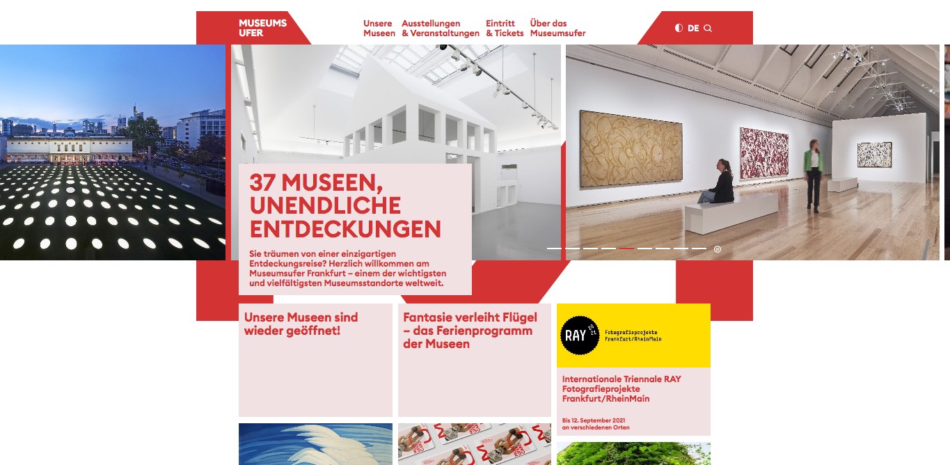 Startseite von der Website mit Fotos vom Städel Museum bei Nacht, einer Innenansicht aus dem Deutschen Architekturmuseum und einer Ausstellungsansicht aus der Schirn in der Mitte 