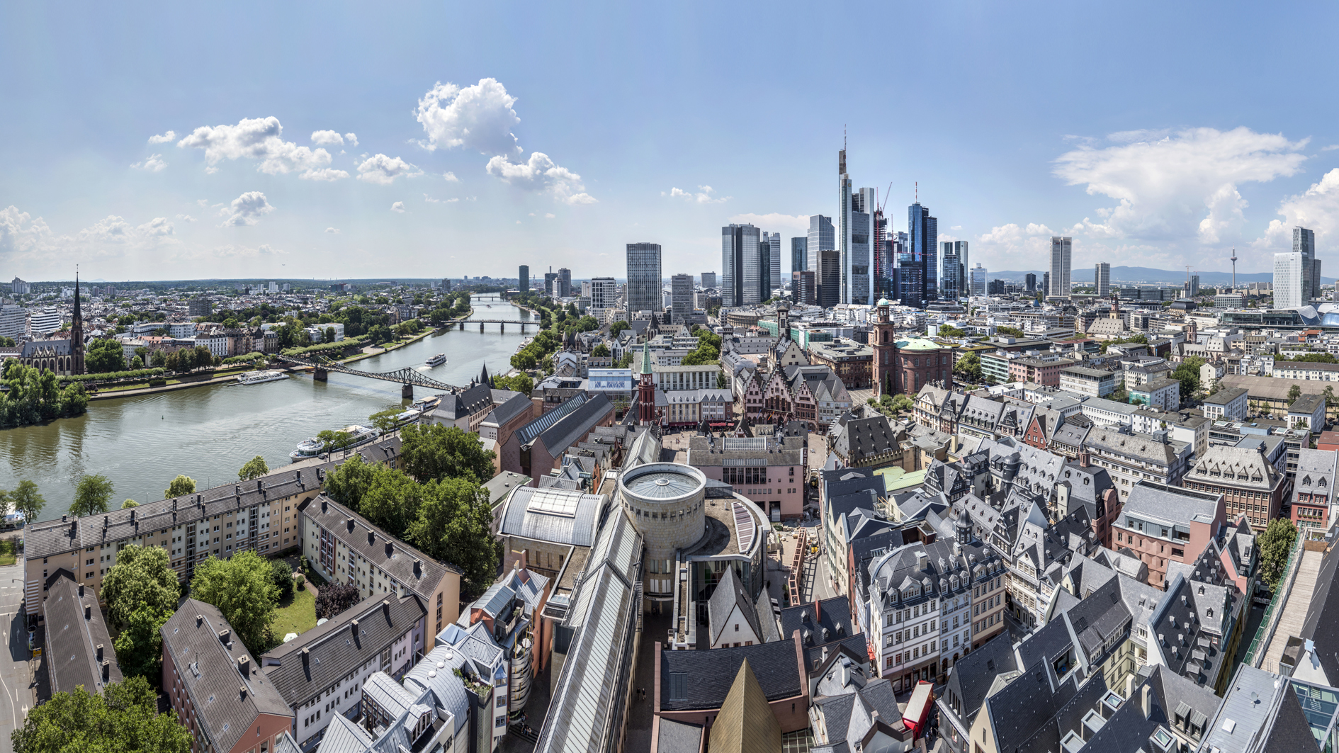 Museumsufer und Skyline Panorama von Frankfurt bei Sonnenschein