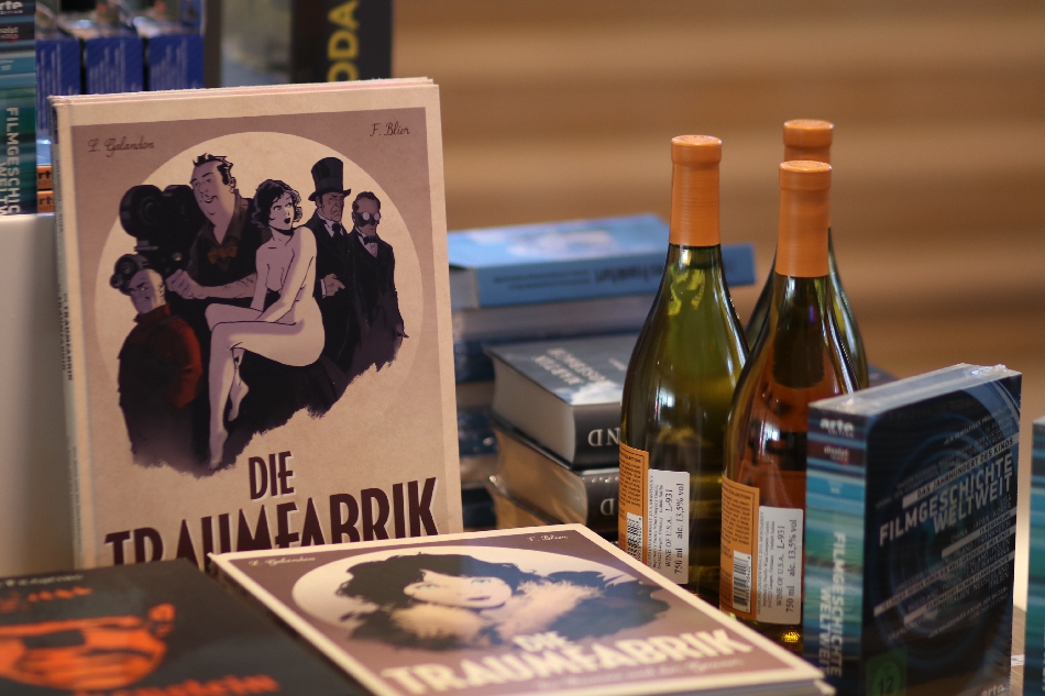 Nahaufnahme von einem Büchertisch mit verschiedenen Publikationen und Weinflaschen im DFF - Deutsches Filminsitut &amp; Filmmuseum