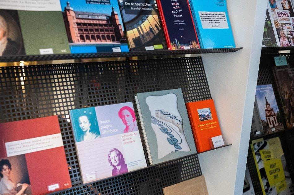 Bild vergrössern: Regale mit Büchern im Shop im Haus der Stadtgeschichte