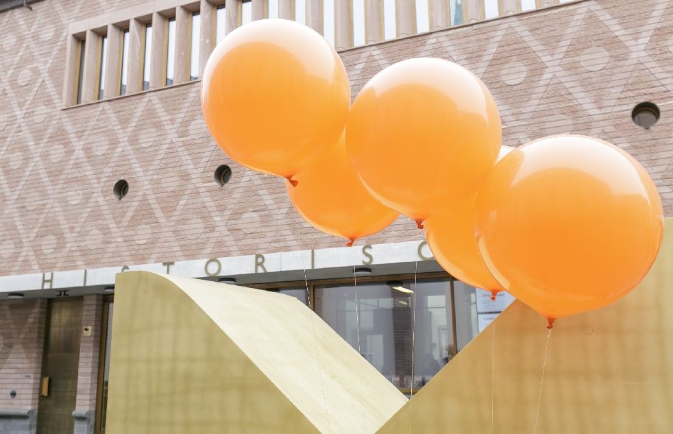 Gelborangene Luftballons vor dem Eingang zum Historischen und Jungen Museums