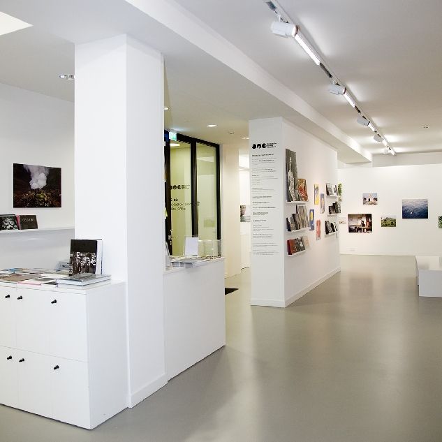 Ausstellungsansicht im Fotografie Forum mit Eingangsbereich im Vordergrund
