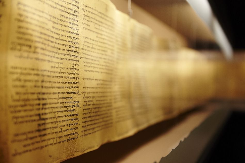 Schriftrolle in Vitrine im Bibelhaus Erlebnis Museum