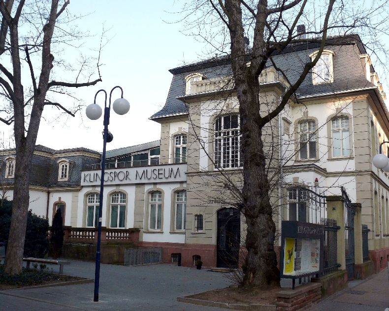 Fassade des Klingspor Museums mit Hof und kahlen Bäumen im Vordergrund