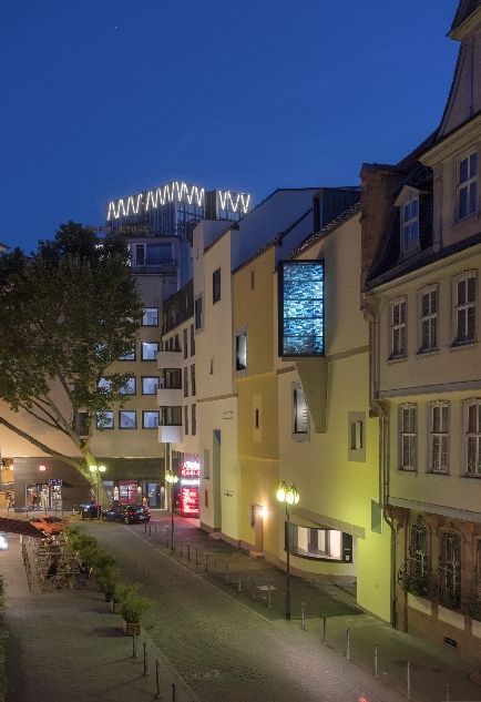 Ansicht Großer Hirschgraben mit Blick in die Straße und rechts der Fassade des Deutschen Romantik-Museums bei Dämmerung