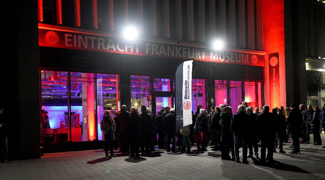 Menschansammlung bei Dunkelheit vor dem Eingang des Eintracht Frankfurt Museums