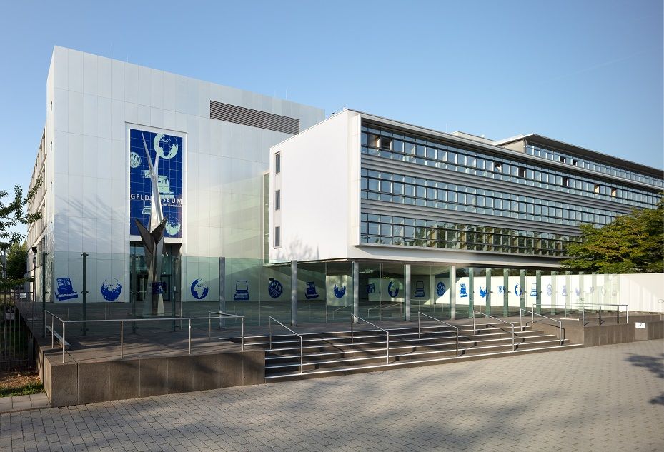 Blick auf das Gebäude der Bundesbank mit dem Eingang zum Geldmuseum auf der linken Seite