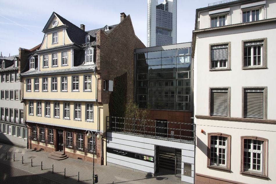 Fassade des Goethe-Museums und dem Eingangsbereich im Neubau zum Goethe-Haus, Commerzbank Tower im Hintergrund