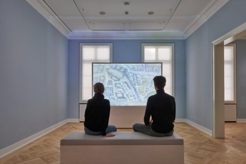 Zwei Menschen sitzen vor einer Medientafel im Jüdischen Museum Frankfurt