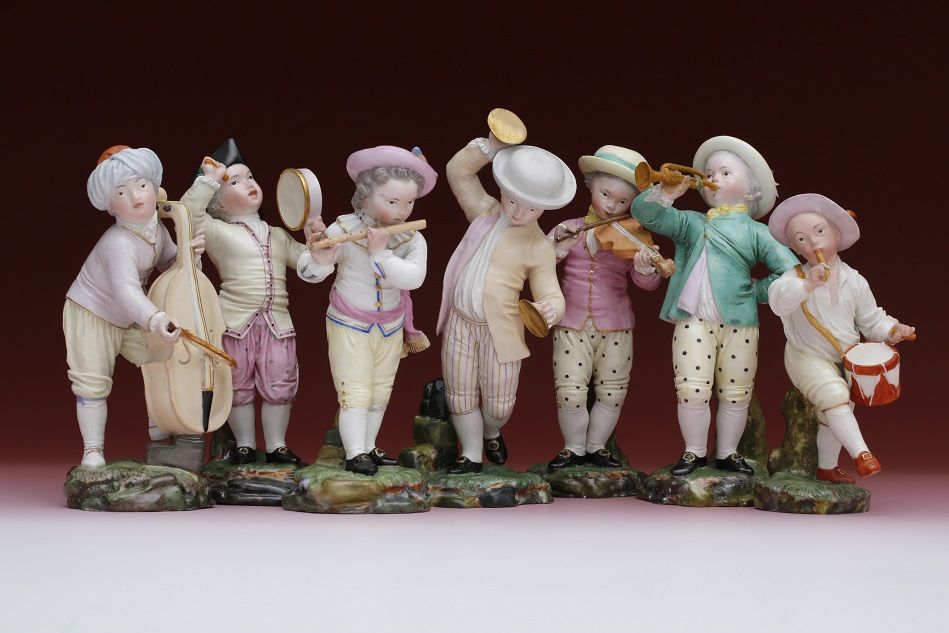 Ausstellungsstück (sieben Musizierende) aus dem Porzellan Museum