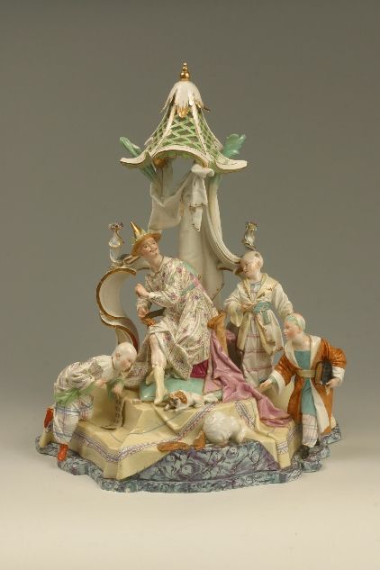 Ausstellungsstück (vier Figuren, drei dienende, einer unter einem Baldachin) aus dem Porzellan Museum
