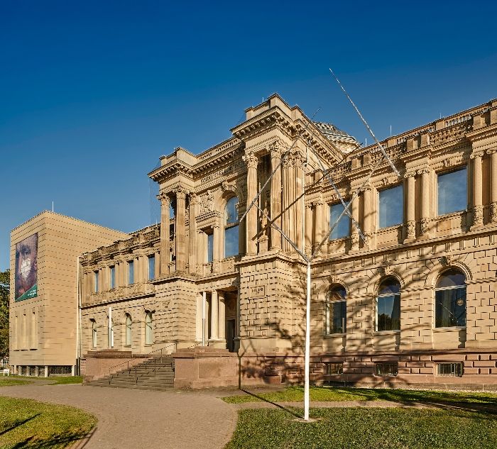 Altbau-Fassade des Städel Museums von vorne aus dem Städel Garten fotografiert mit Eingang