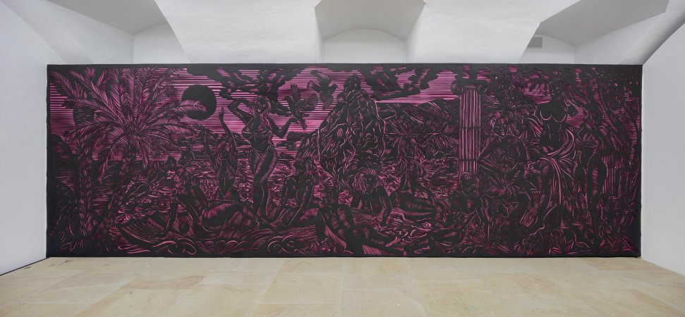 Bild vergrössern: Ein sehr großes lila-schwarzes Bild mit nackten Figuren vor einer Wand