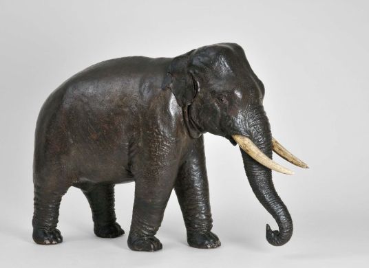 Naturgetreue Elefantenplastik aus Leder