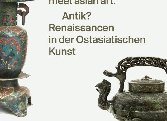 Schriftzug zur Ausstellung, links im Anschnitt eine asiatische Vase, rechts eine Kanne