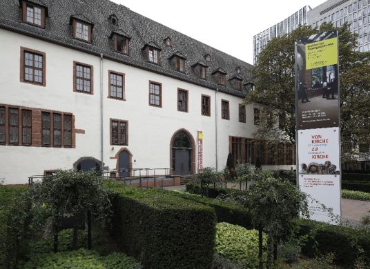 Eingangsbereich des Instituts für Stadtgeschichte im alten Karmeliterkloster mit Informationsstele vorne rechts