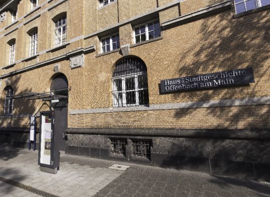 Eingang zum Haus der Stadtgeschichte mit Informationssäule im Vordergrund links