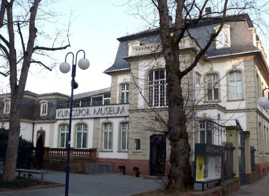 Fassade des Klingspor Museums mit Hof und kahlen Bäumen im Vordergrund