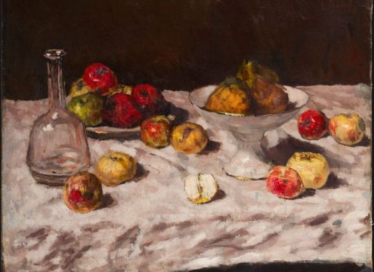 Stillleben-Gemälde mit vielen Äpfeln auf einem Teller, in einer Schale und einfach so auf einem Tisch mit weißem Tuch liegend, links eine Flasche