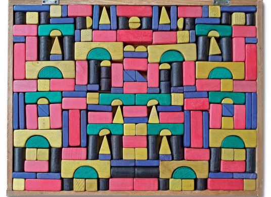 Grüne, gelbe, rote und blaue Bauklötze in einem Rahmen