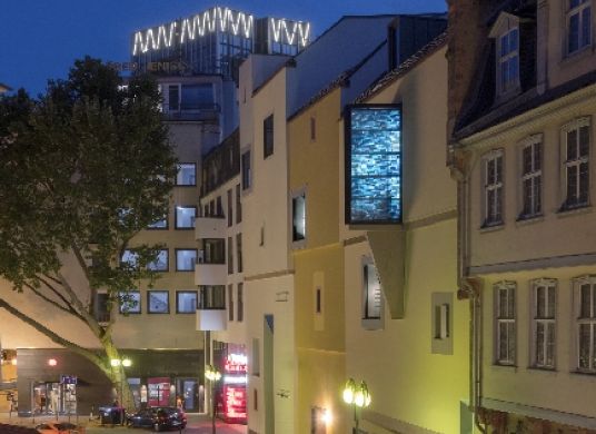 Blick in Stra&szlig;e und rechts der Fassaden bei D&auml;mmerung