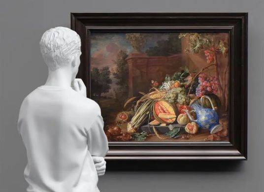Altes Gem&auml;lde eines Stilllebens mit Obst und Gem&uuml;se und einer wei&szlig;en Skulptur davor, die wie ein Mann aussieht, der sich das Gem&auml;lde anschaut