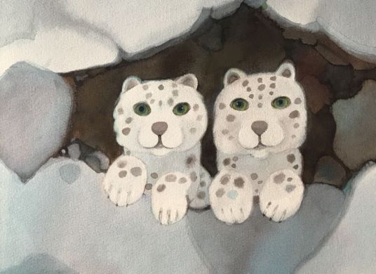 Aquarell, auf dem zwei kleine Schneeleoparden aus einem Loch im Schnee schauen, vor Ihnen ein Vögelchen