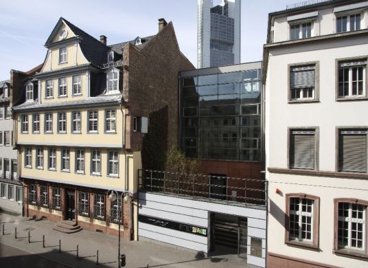 Fassade des Goethe-Museums und dem Eingangsbereich im Neubau zum Goethe-Haus, Commerzbank Tower im Hintergrund