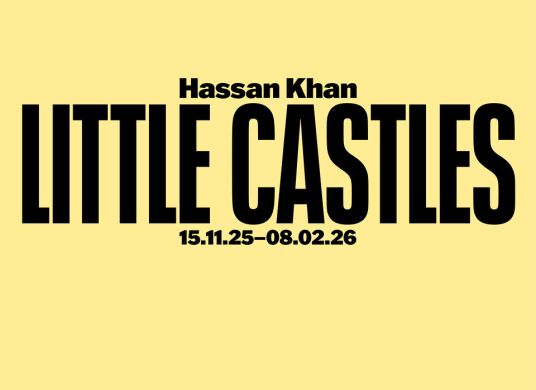  Gelbes Plakat mit schwarzer Aufschrift 'Hassan Khan: Little Castles' 