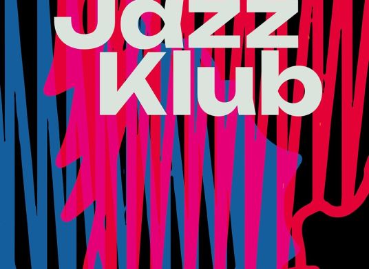 Flyer mit dem Titel 'Jazzklub' in weiß vor einem schwarz-blau-pinken abstrakten Hintergrund